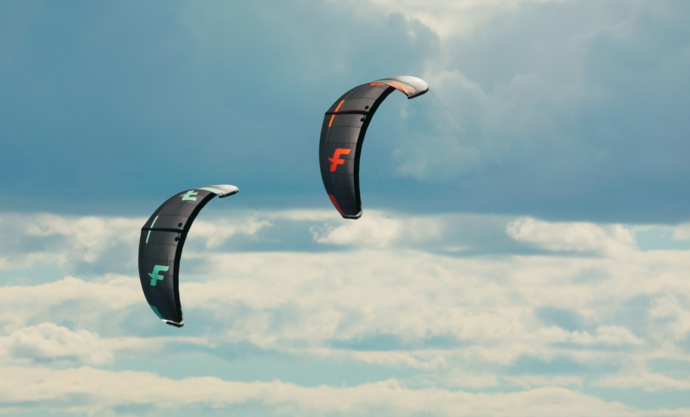 F One Breeze V5 Onyx Mint und Onyx Flame nebeneinander am Himmel