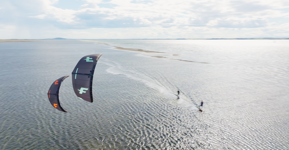 F One Breeze V5 Onyx Mint und Onyx Flame nebeneinander in Aktion auf dem Wasser