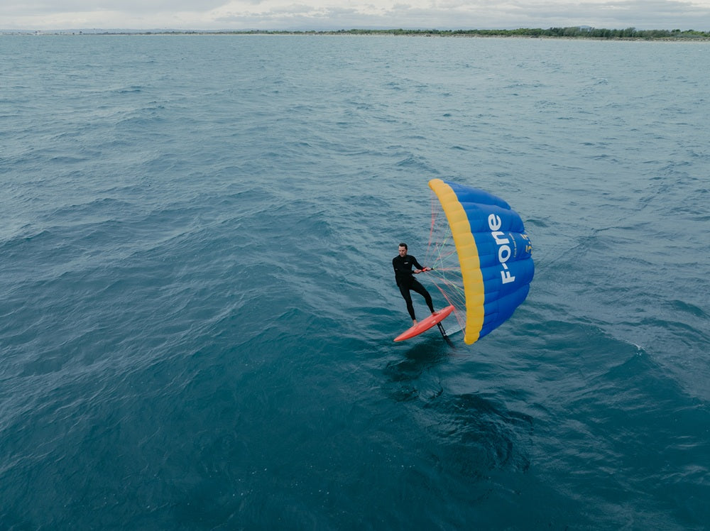 Drohnen-Shot von Surfer mit F-ONE Frigate während er foilt