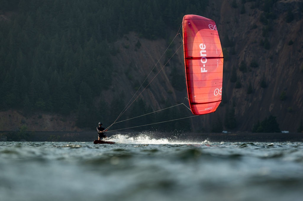 Kite mit F-ONE Bandit 18 Brainchild auf einem See