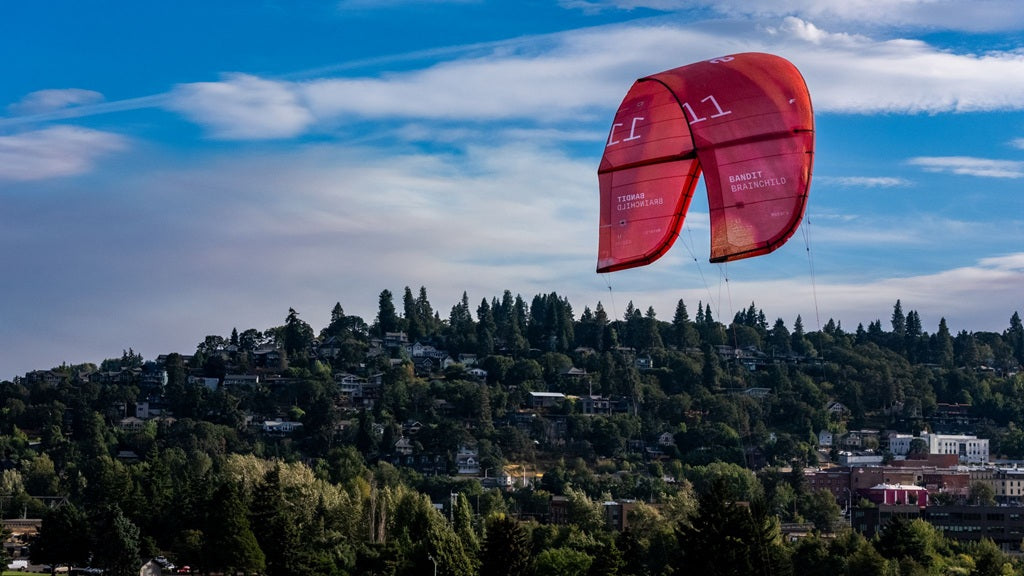 Aufnahme von F-ONE Bandit 18 Brainchild am Himmel