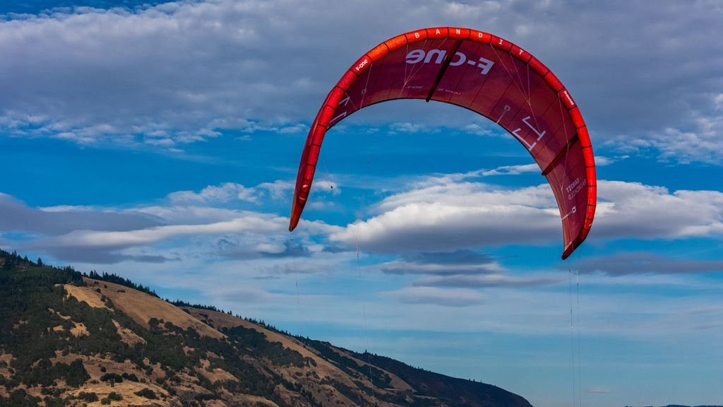 weitere Aufnahme von F-ONE Bandit 18 Brainchild am Himmel