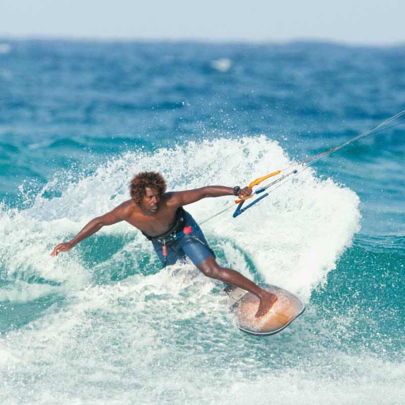 Kiter surft mit dem F One Mitu Bamboo eine Welle