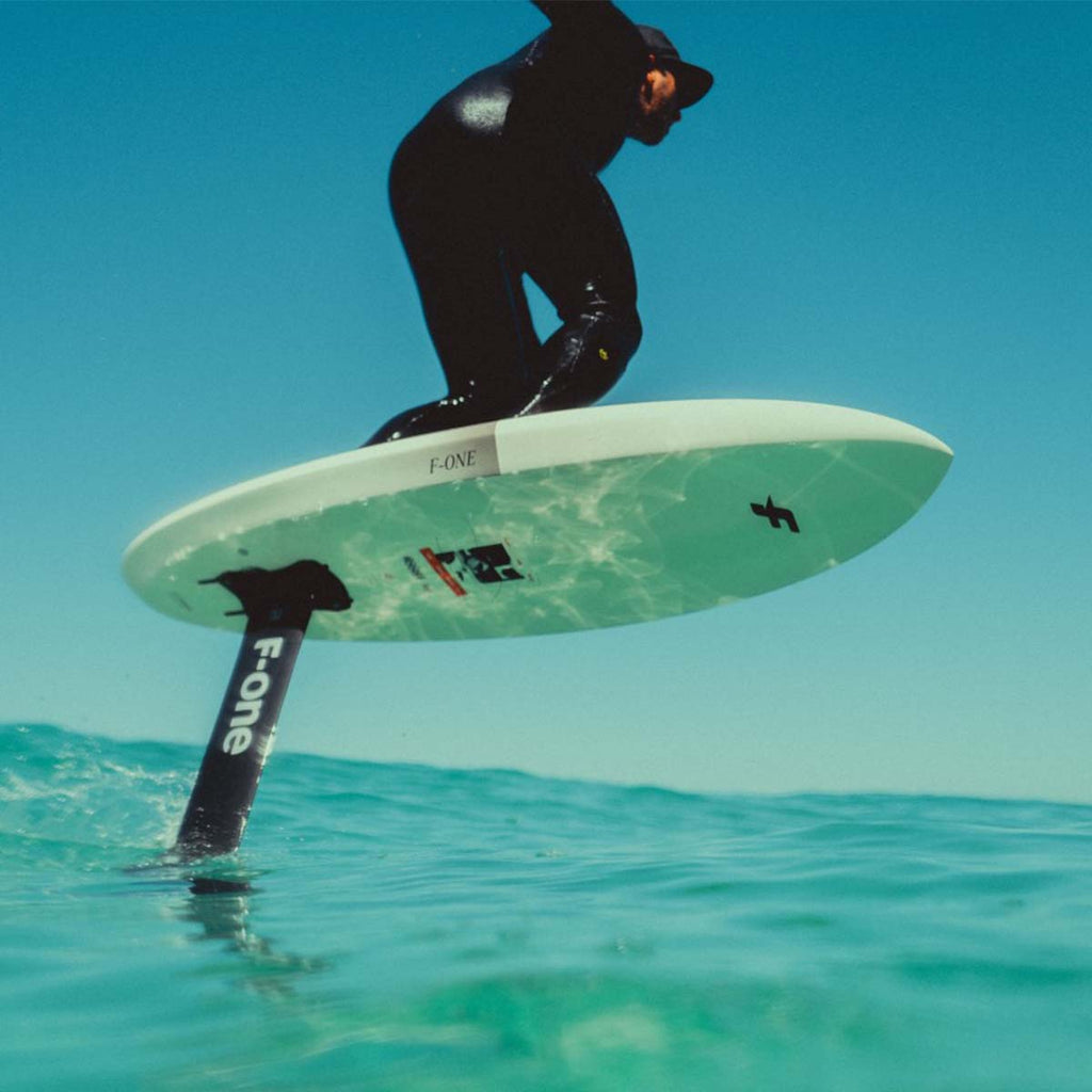 Surffoiler in der Welle mit Rocket Surf Board und Carbon Mast