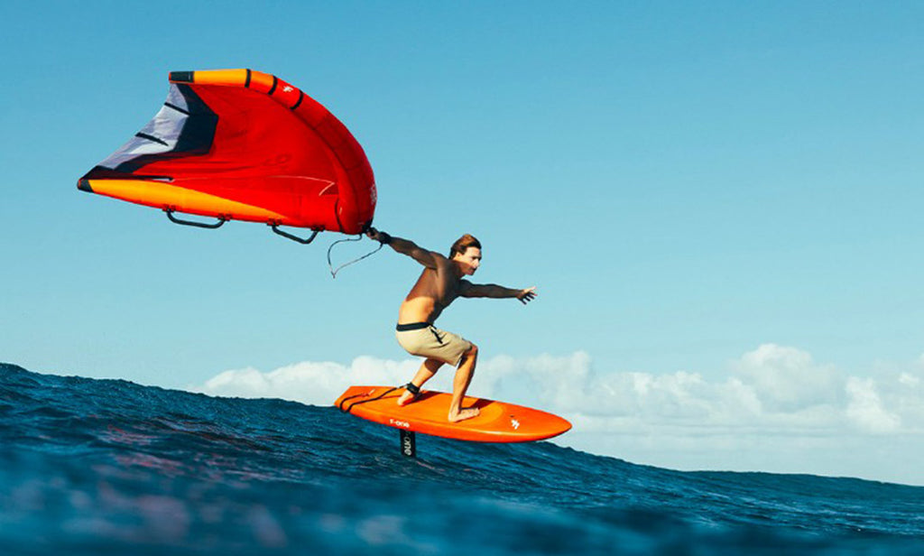 Wingfoiler surf Welle mit Rocket Wing Midlength