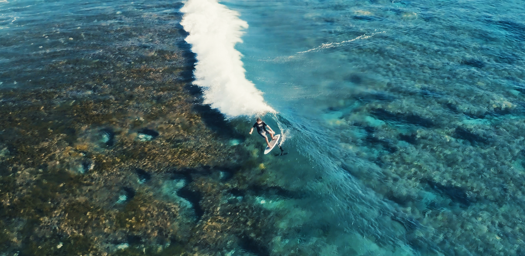 Drohnenaufnahme von Surfer in der Welle mit Manta Foils Foil-Assist TakeOff