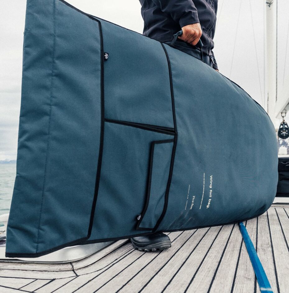 Manera Wing Bag wird am Haltegriff getragen 