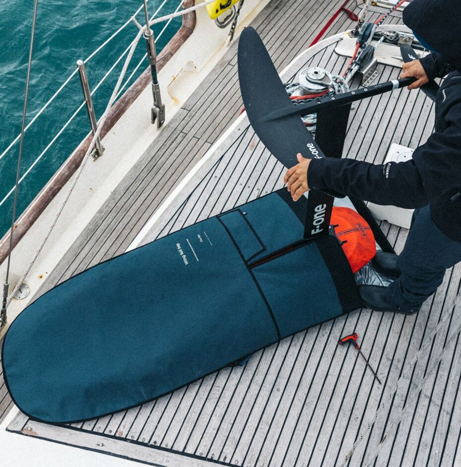 Foil Board samt montiertem Mast wird im Wing Bag dank vorgesehenem Mast Schlitz verstaut