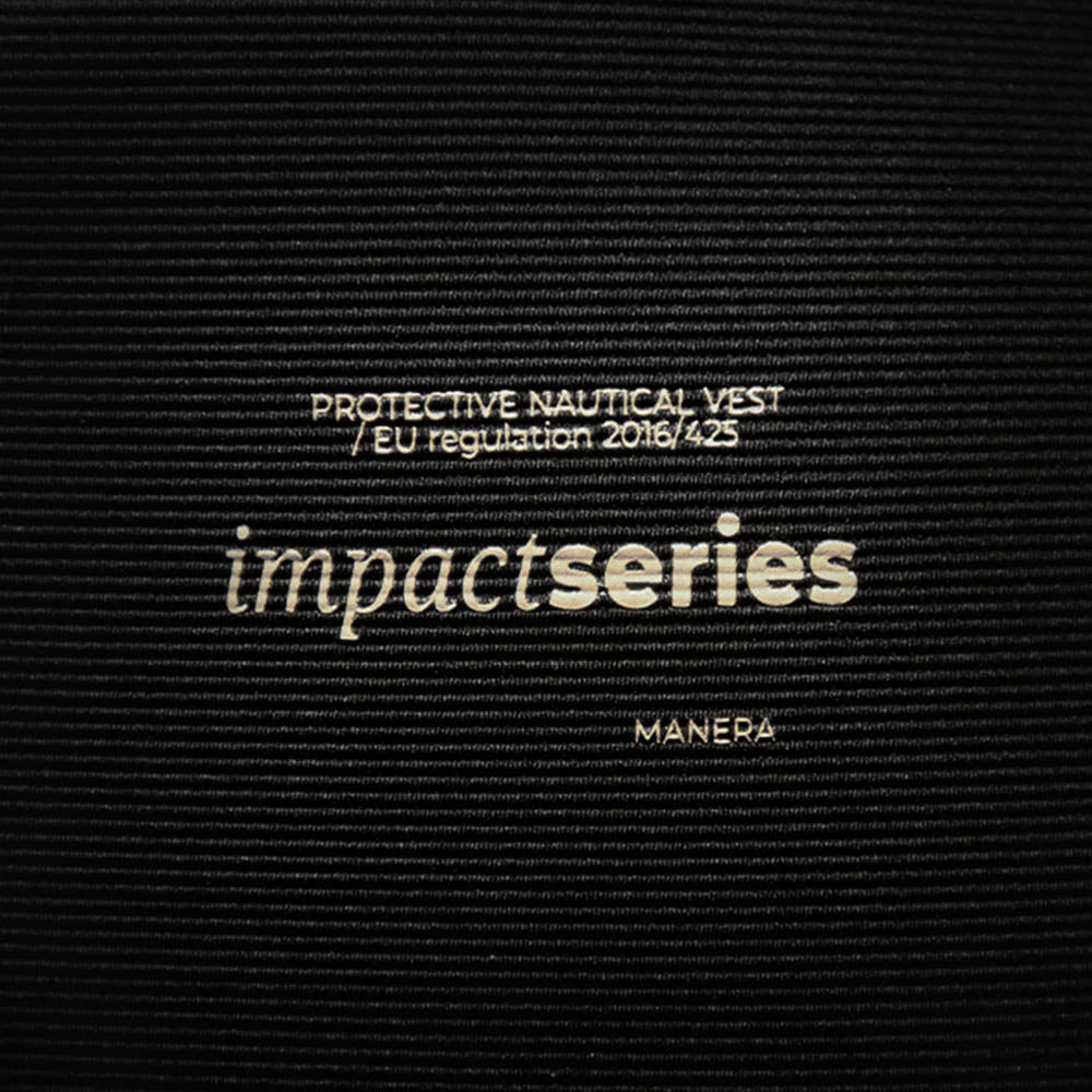 Logo mit der Zertifizierung der MANERA React Impact Vest