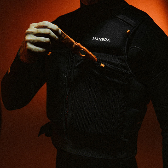 Detailansicht mit Kite knife Tasche der MANERA OPEN SEAS Impact Vest