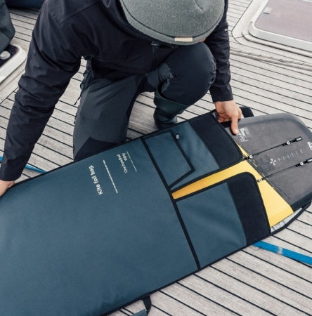 F One Pocket Foilboard wird im Kitefoil Bag verstaut