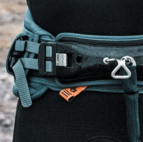 Manera Kite Knife installiert unter Arc Spreader Bar
