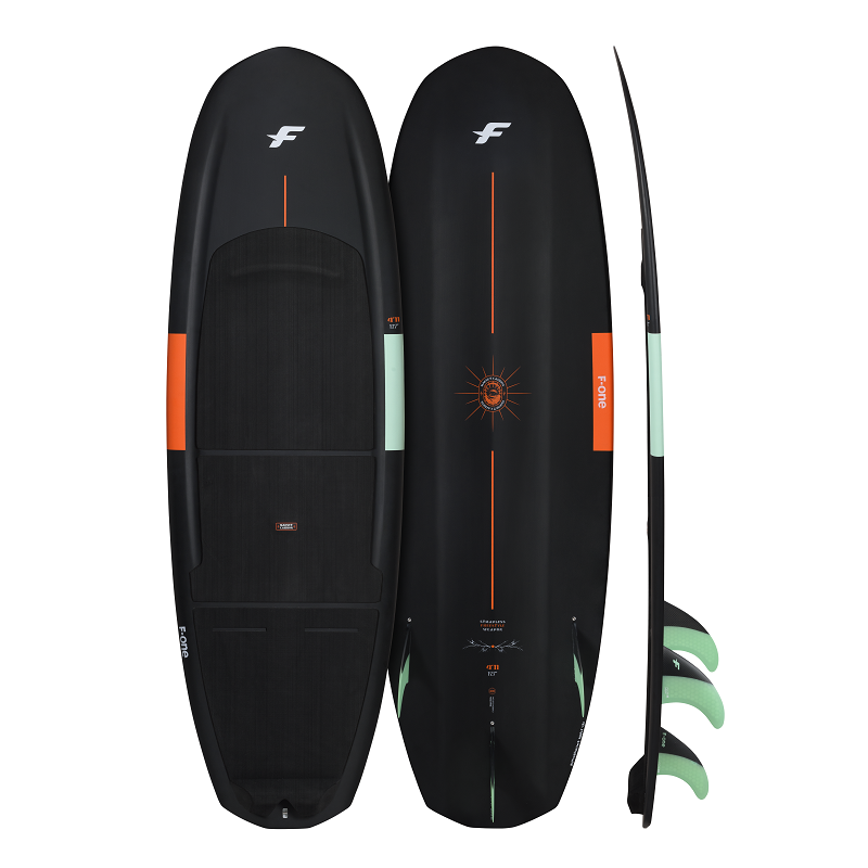 Produktbild von F One Magnet Surfboard schwarz mit türkisem und orangenem Streifen 